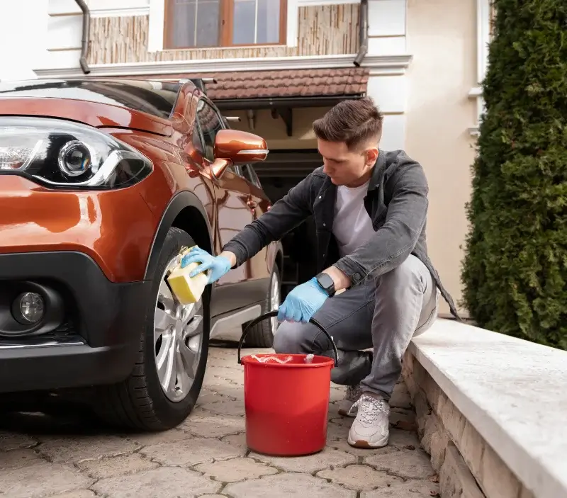 Lavage auto à domicile Beychac-et-Caillau : professionnel intervenant sur un véhicule